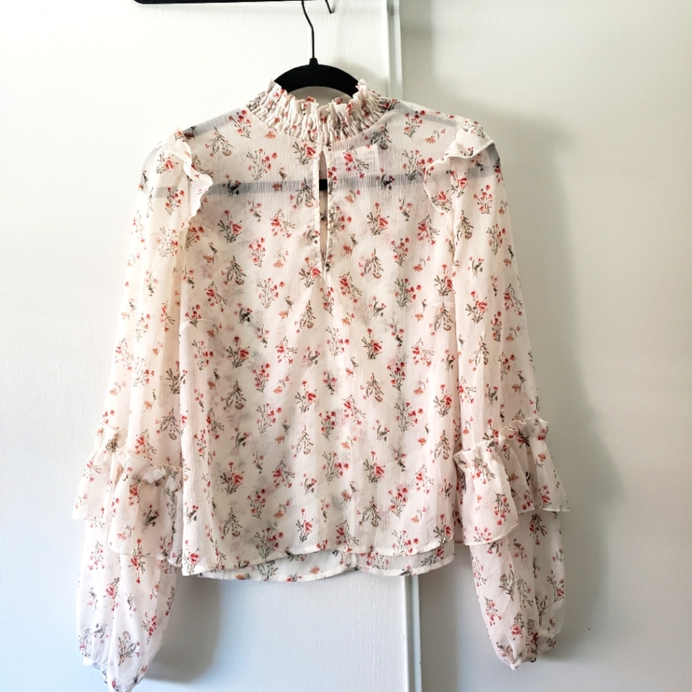 Forever 21, Contemporary, Floral Top. Medium.